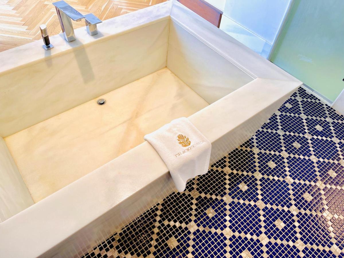 Hotel Palacio De Ubeda 5 G.L Dış mekan fotoğraf A freestanding bathtub