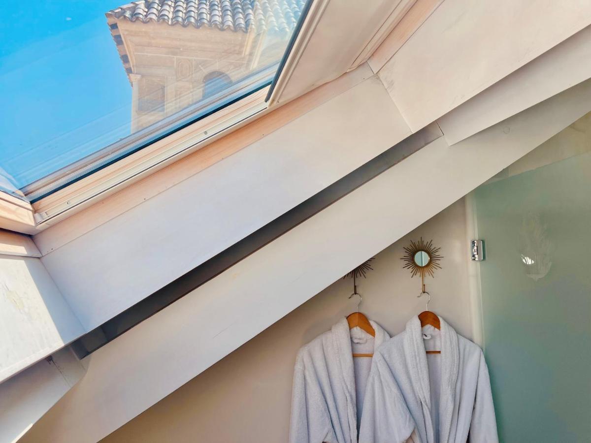 Hotel Palacio De Ubeda 5 G.L Dış mekan fotoğraf A skylight in a bathroom