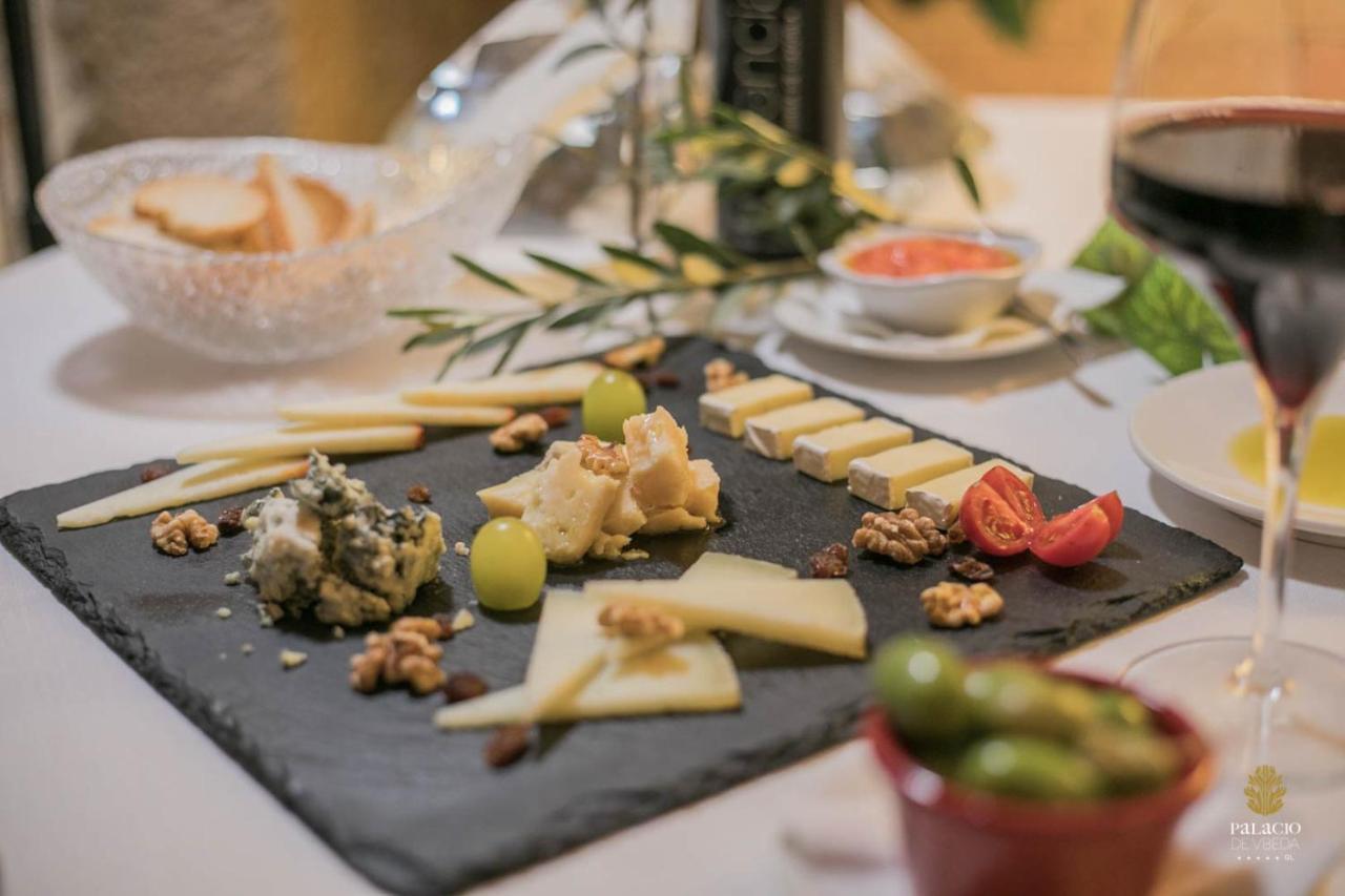 Hotel Palacio De Ubeda 5 G.L Dış mekan fotoğraf Cheese platter