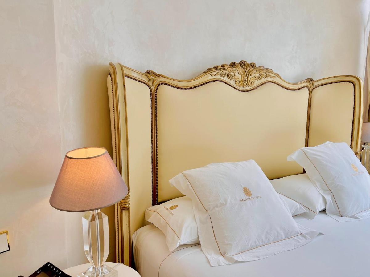 Hotel Palacio De Ubeda 5 G.L Dış mekan fotoğraf A bed with a headboard
