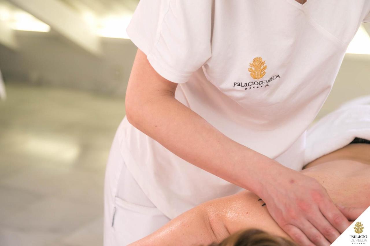 Hotel Palacio De Ubeda 5 G.L Dış mekan fotoğraf A physiotherapist treating a patient