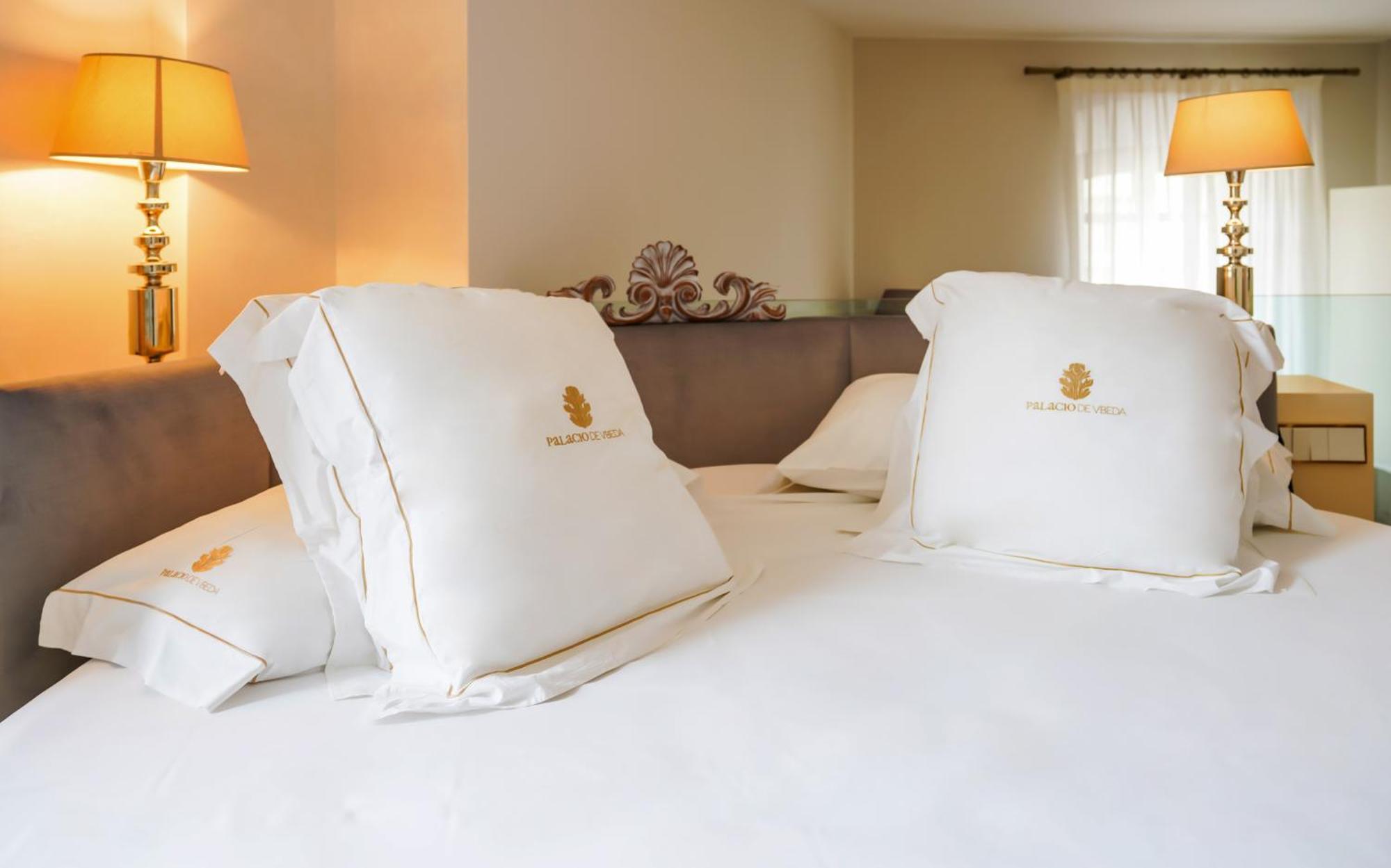 Hotel Palacio De Ubeda 5 G.L Dış mekan fotoğraf Pillows on a bed